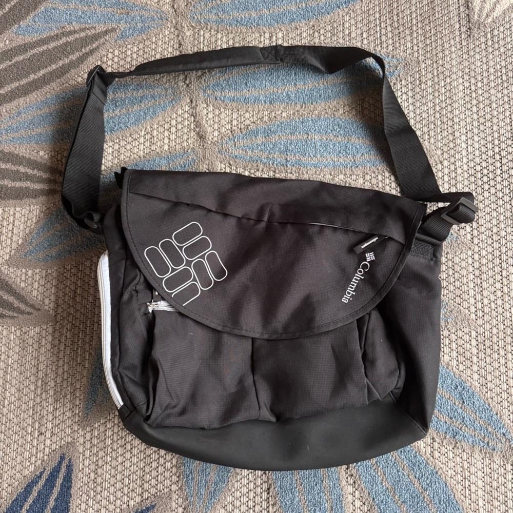 Columbia‎ Outfitter Expandable Messenger Diaper Bag Black Shoulder Strap